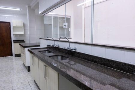 Casa para alugar com 360m², 4 quartos e 4 vagas Casa para alugar com 360m², 4 quartos e 4 vagasCozinha - Armários