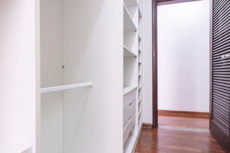 Casa para alugar com 360m², 4 quartos e 4 vagas Casa para alugar com 360m², 4 quartos e 4 vagasCloset da suíte 2