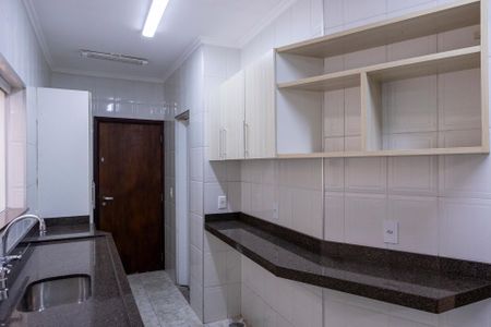 Casa para alugar com 360m², 4 quartos e 4 vagas Casa para alugar com 360m², 4 quartos e 4 vagasCozinha - Armários