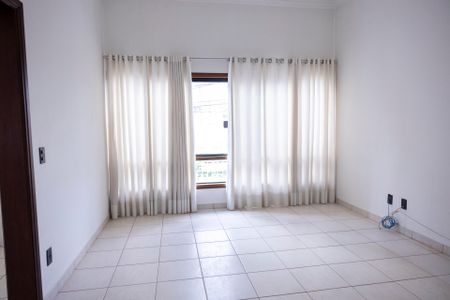 Casa para alugar com 360m², 4 quartos e 4 vagas Casa para alugar com 360m², 4 quartos e 4 vagasSala 1