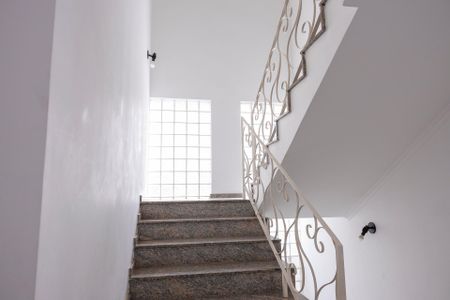 Casa para alugar com 360m², 4 quartos e 4 vagas Casa para alugar com 360m², 4 quartos e 4 vagasEscada