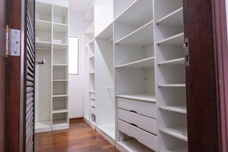 Casa para alugar com 360m², 4 quartos e 4 vagas Casa para alugar com 360m², 4 quartos e 4 vagasCloset da suíte 2