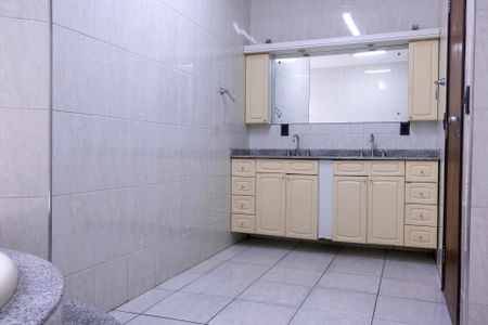 Casa para alugar com 360m², 4 quartos e 4 vagas Casa para alugar com 360m², 4 quartos e 4 vagasBanheiro da Suíte 1