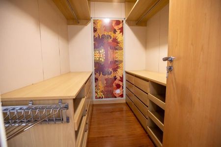 Apartamento à venda com 186m², 4 quartos e 3 vagas Apartamento à venda com 186m², 4 quartos e 3 vagasCloset