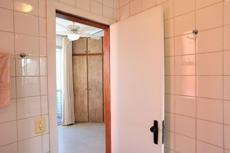 Apartamento à venda com 94m², 2 quartos e 2 vagasBanheiro da Suíte 1