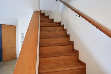 Apartamento à venda com 94m², 2 quartos e 2 vagasEscada