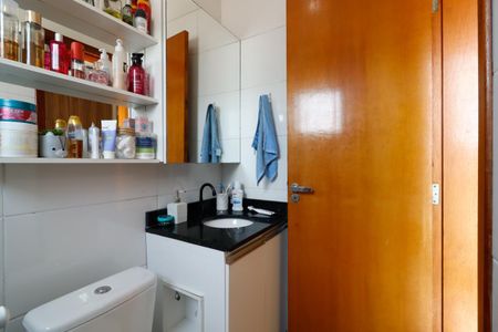 Casa de condomínio à venda com 80m², 2 quartos e 1 vaga Casa de condomínio à venda com 80m², 2 quartos e 1 vagaBanheiro da Suíte 1