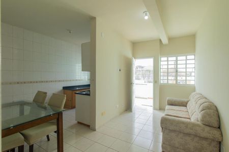 Sala de casa de condomínio para alugar com 3 quartos, 90m² em Campo Comprido, Curitiba