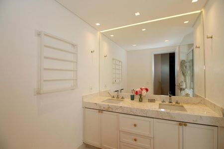 Apartamento para alugar com 127m², 2 quartos e 2 vagas Apartamento para alugar com 127m², 2 quartos e 2 vagasBanheiro da Suíte 1