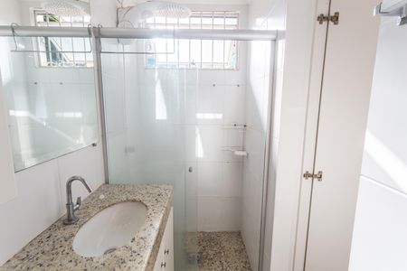 Apartamento para alugar com 65m², 2 quartos e 1 vaga Apartamento para alugar com 65m², 2 quartos e 1 vagaBanheiro da Suíte 1