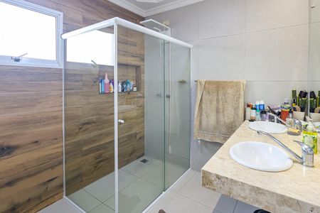 Casa de condomínio para alugar com 320m², 5 quartos e 4 vagas Casa de condomínio para alugar com 320m², 5 quartos e 4 vagasBanheiro da Suíte 1