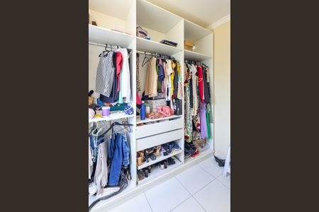 Casa de condomínio para alugar com 320m², 5 quartos e 4 vagas Casa de condomínio para alugar com 320m², 5 quartos e 4 vagasCloset da suíte 1