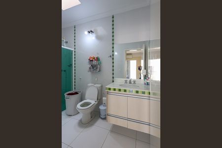 Casa de condomínio para alugar com 320m², 5 quartos e 4 vagas Casa de condomínio para alugar com 320m², 5 quartos e 4 vagasBanheiro da Suíte 2