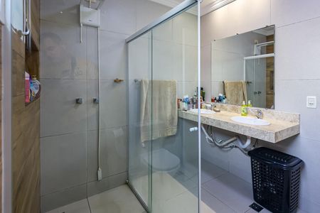 Casa de condomínio para alugar com 320m², 5 quartos e 4 vagas Casa de condomínio para alugar com 320m², 5 quartos e 4 vagasBanheiro da Suíte 1
