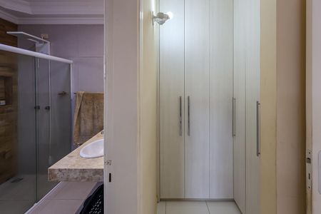 Casa de condomínio para alugar com 320m², 5 quartos e 4 vagas Casa de condomínio para alugar com 320m², 5 quartos e 4 vagasCloset da suíte 1