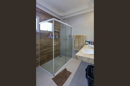 Casa de condomínio para alugar com 320m², 5 quartos e 4 vagas Casa de condomínio para alugar com 320m², 5 quartos e 4 vagasBanheiro da Suíte 1