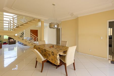 Casa de condomínio para alugar com 320m², 5 quartos e 4 vagas Casa de condomínio para alugar com 320m², 5 quartos e 4 vagasSala de Jantar