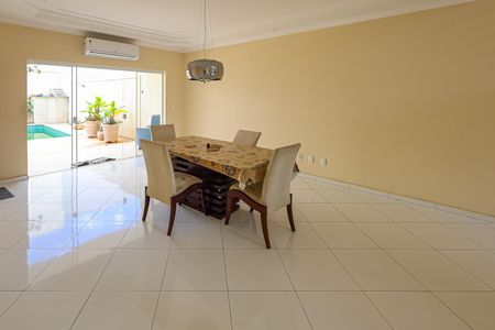 Casa de condomínio para alugar com 320m², 5 quartos e 4 vagas Casa de condomínio para alugar com 320m², 5 quartos e 4 vagasSala de Jantar
