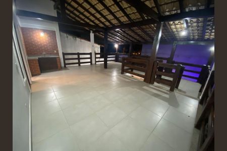 Casa à venda com 272m², 5 quartos e 4 vagas Casa à venda com 272m², 5 quartos e 4 vagasÁrea externa