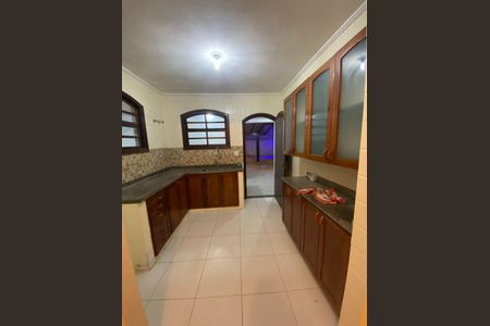 Casa à venda com 272m², 5 quartos e 4 vagas Casa à venda com 272m², 5 quartos e 4 vagasCozinha