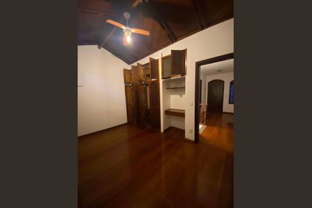 Casa à venda com 272m², 5 quartos e 4 vagas Casa à venda com 272m², 5 quartos e 4 vagasQuarto