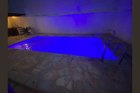 Casa à venda com 272m², 5 quartos e 4 vagas Casa à venda com 272m², 5 quartos e 4 vagasÁrea externa