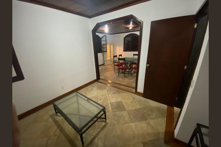 Casa à venda com 272m², 5 quartos e 4 vagas Casa à venda com 272m², 5 quartos e 4 vagasSala