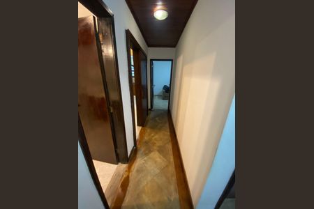 Casa à venda com 272m², 5 quartos e 4 vagas Casa à venda com 272m², 5 quartos e 4 vagasCorredor