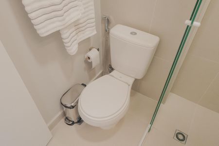 Banheiro de kitnet/studio à venda com 1 quarto, 24m² em Pinheiros, São Paulo