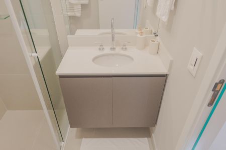 Banheiro de kitnet/studio à venda com 1 quarto, 24m² em Pinheiros, São Paulo