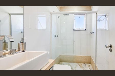 Apartamento à venda com 104m², 2 quartos e 2 vagasBanheiro da suíte