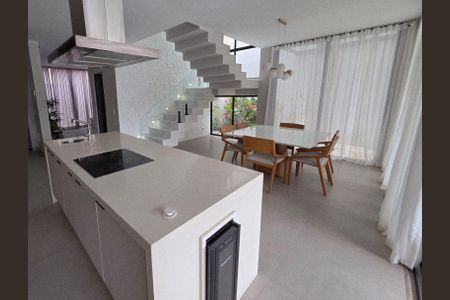 Casa de condomínio à venda com 380m², 3 quartos e 3 vagas