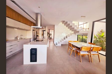Casa de condomínio à venda com 380m², 3 quartos e 3 vagas