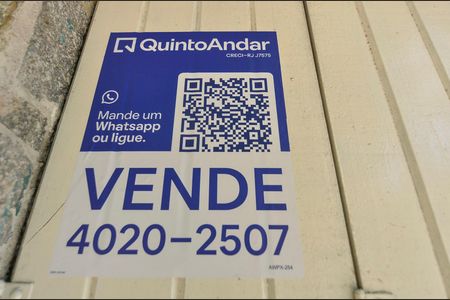 Casa à venda com 600m², 3 quartos e 2 vagas Casa à venda com 600m², 3 quartos e 2 vagasFachada