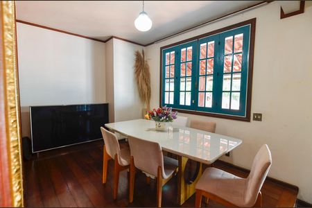 Casa à venda com 600m², 3 quartos e 2 vagas Casa à venda com 600m², 3 quartos e 2 vagasSala