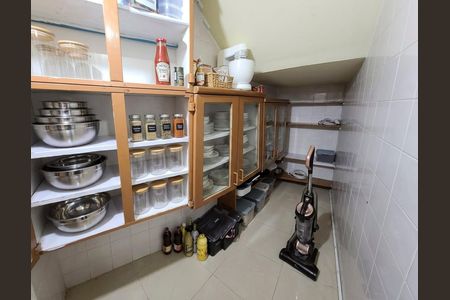 Casa à venda com 600m², 3 quartos e 2 vagas Casa à venda com 600m², 3 quartos e 2 vagasDespensa