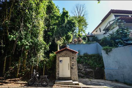 Casa à venda com 600m², 3 quartos e 2 vagas Casa à venda com 600m², 3 quartos e 2 vagasFachada