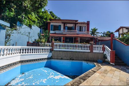Casa à venda com 600m², 3 quartos e 2 vagas Casa à venda com 600m², 3 quartos e 2 vagasÁrea externa