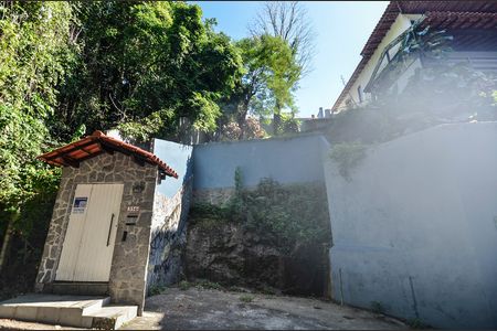 Casa à venda com 600m², 3 quartos e 2 vagas Casa à venda com 600m², 3 quartos e 2 vagasFachada
