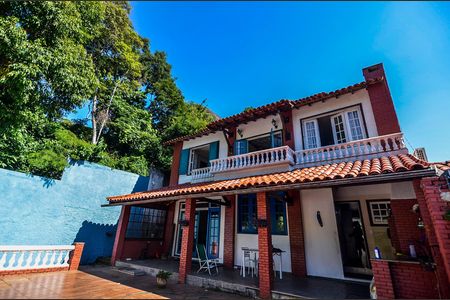 Casa à venda com 600m², 3 quartos e 2 vagas Casa à venda com 600m², 3 quartos e 2 vagasFachada
