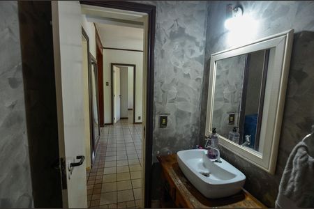 Casa à venda com 600m², 3 quartos e 2 vagas Casa à venda com 600m², 3 quartos e 2 vagasBanheiro Social
