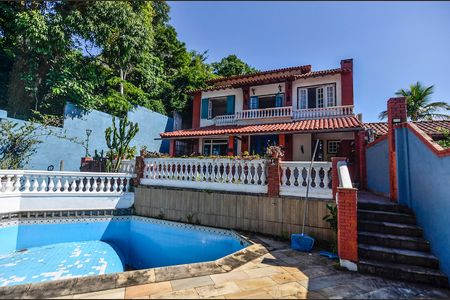Casa à venda com 600m², 3 quartos e 2 vagas Casa à venda com 600m², 3 quartos e 2 vagasFachada
