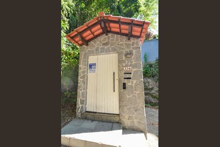 Casa à venda com 600m², 3 quartos e 2 vagas Casa à venda com 600m², 3 quartos e 2 vagasFachada