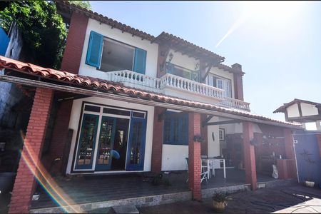 Casa à venda com 600m², 3 quartos e 2 vagas Casa à venda com 600m², 3 quartos e 2 vagasFachada