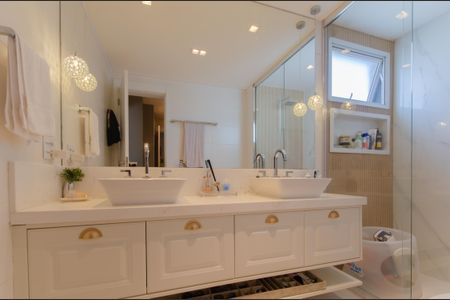 Apartamento à venda com 140m², 3 quartos e 3 vagas Apartamento à venda com 140m², 3 quartos e 3 vagasBanheiro da Suíte 2