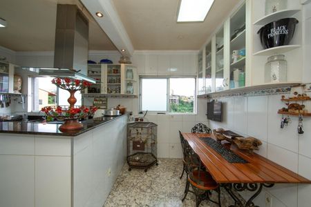 Casa à venda com 1200m², 10 quartos e 5 vagasCOZINHA