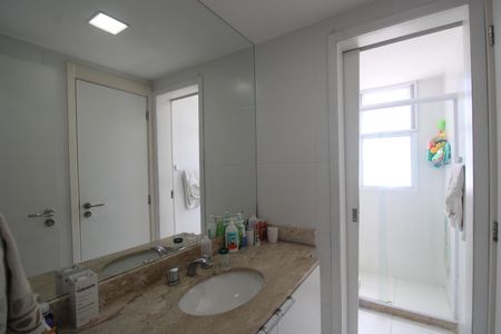 Apartamento à venda com 167m², 4 quartos e 3 vagasBanheiro canadense das suítes 2 e 3