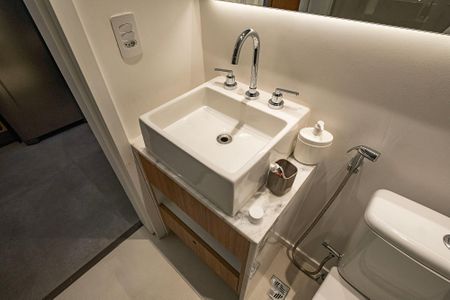 Banheiro de kitnet/studio para alugar com 1 quarto, 26m² em Pinheiros, São Paulo