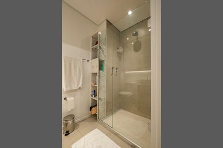 Banheiro de kitnet/studio para alugar com 1 quarto, 26m² em Pinheiros, São Paulo