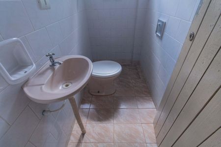 Casa de condomínio para alugar com 32m², 0 quarto e sem vaga Casa de condomínio para alugar com 32m², 0 quarto e sem vagaBanheiro